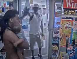 Video. Hombre con bebé en brazos se enfrenta a sujeto armado en EU