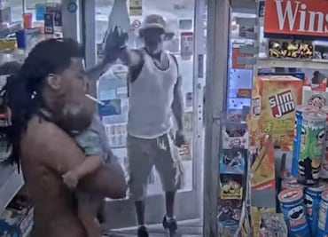 Video. Hombre con bebé en brazos se enfrenta a sujeto armado en EU