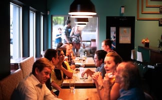 Cliente deja $10 mil dólares a trabajadores de restaurante de Florida