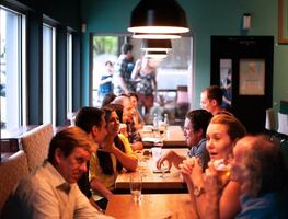 Cliente deja $10 mil dólares a trabajadores de restaurante de Florida