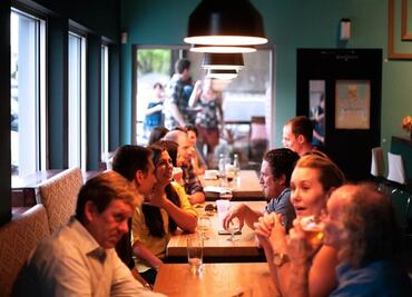 Cliente deja $10 mil dólares a trabajadores de restaurante de Florida