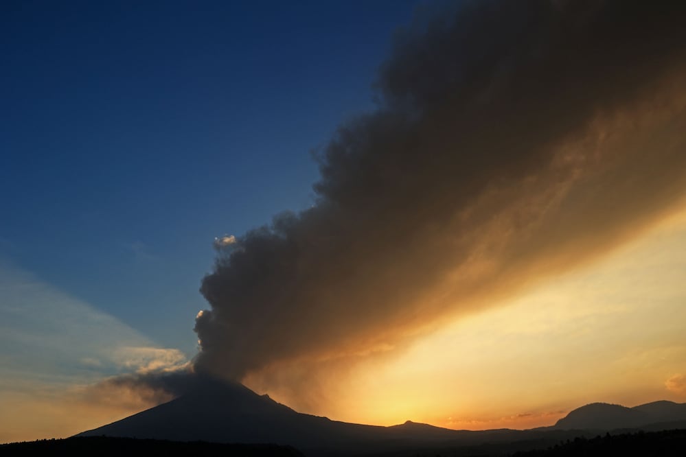 Popocatéptl. Vuelven a suspender operaciones en el aeropuerto de Puebla por caída de ceniza volcánica. (Photo by José Casta�ares / AFP)