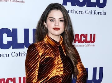 Selena Gomez destila belleza con vestido de terciopelo en gala
