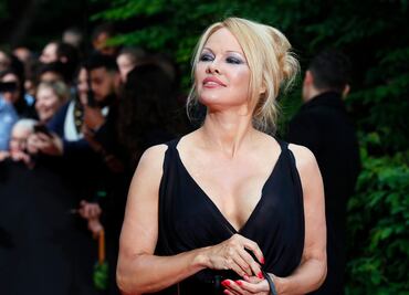 Pamela Anderson arrasa con la tendencia 'sin pantalón' en Malibú