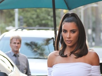 Kim Kardashian luce figura ‘curvy’ con vestido strapless en Los Ángeles