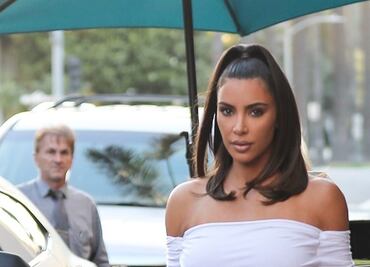 Kim Kardashian luce figura ‘curvy’ con vestido strapless en Los Ángeles