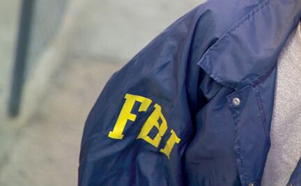 Detienen a hombre por toser sobre agentes del FBI en EU