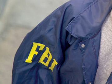 Detienen a hombre por toser sobre agentes del FBI en EU
