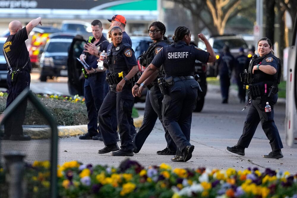 Identifican a la autora del tiroteo en iglesia de Texas; portaba un AR-15 con mensaje político (Karen Warren/Houston Chronicle via AP)