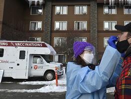 Alaska, el primer estado de EU que elimina requisitos de vacunación