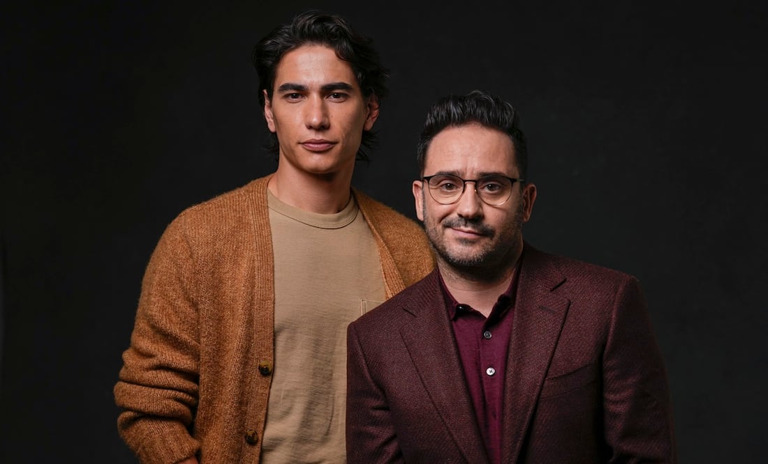 El actor Enzo Vogrincic, izquierda, y el director J. A. Bayona de "La sociedad de la nieve". (Foto AP/Ashley Landis)