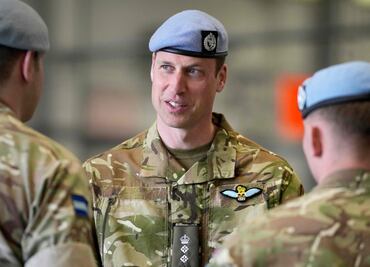 Carlos III entrega a William título militar que le había prometido a Harry