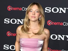 Sydney Sweeney presume sus abs de acero con crop top y pantalones ‘mom’