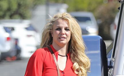 Captan a Britney Spears con braless y la pierna lesionada