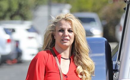 Captan a Britney Spears con braless y la pierna lesionada