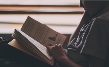 Niño latino que perdió a padres por Covid en EU recibe ayuda internacional