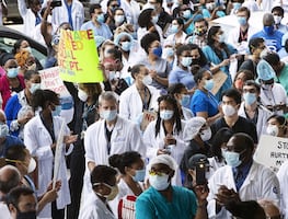 Personal médico de EU, frustrado por gente que no aprovecha vacunas