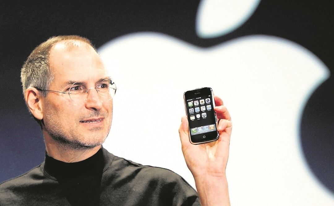 Steve Jobs, fundador de Apple, en la presentación del primer iPhone en 2007. Foto: AP