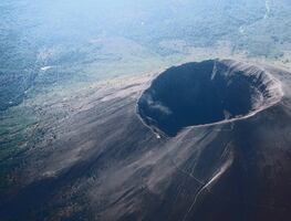 Turista de EU cae al cráter del Monte Vesubio por tomarse una ‘selfie’