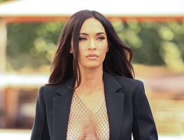 Megan Fox arrasa con blusa transparente y braless en California