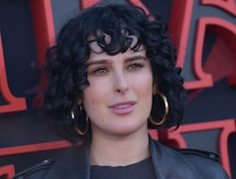 Hija de Demi Moore 'enciende' el verano con pequeños trajes de baño