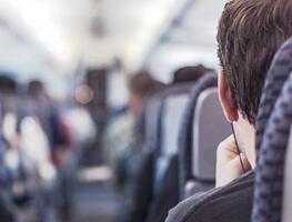 Joven se vuelve viral tras ser expulsado de avión por ser "gordofóbico"