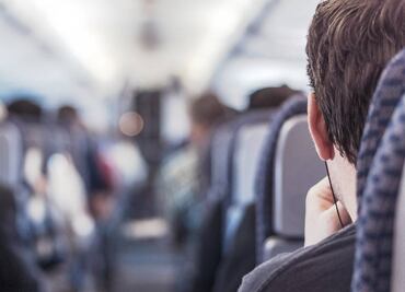 Joven se vuelve viral tras ser expulsado de avión por ser "gordofóbico"