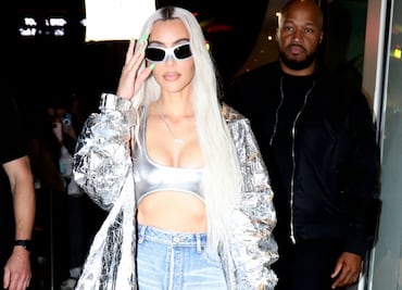 Kim Kardashian se pone un diminuto traje de baño plateado para salir a la calle