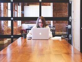 Empresa paga hasta $2500 dólares y regala viaje a nuevo director de moda