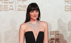 Dakota Johnson presume su belleza en Arabia Saudita con vestido de escote y joyas