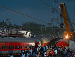 El peor accidente de tren del siglo XXI en la India deja 261 muertos y 900 heridos