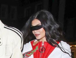 Kylie Jenner se luce en minifalda de mezclilla junto a Travis Scott en Londres