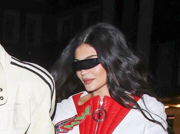 Kylie Jenner se luce en minifalda de mezclilla junto a Travis Scott en Londres
