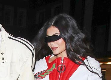 Kylie Jenner se luce en minifalda de mezclilla junto a Travis Scott en Londres