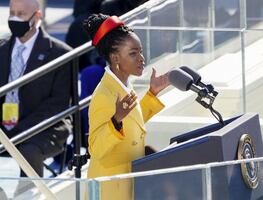 Poeta Amanda Gorman, de la investidura de Biden al Super Bowl