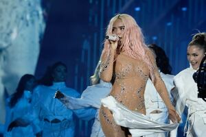 ¿Con quién? Karol G revela en concierto que “está comprometida”