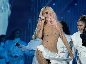 ¿Con quién? Karol G revela en concierto que “está comprometida”