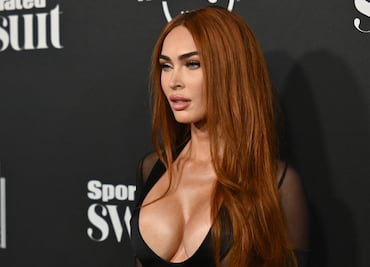 Megan Fox promociona videojuego con corsé traslúcido y falda de raja