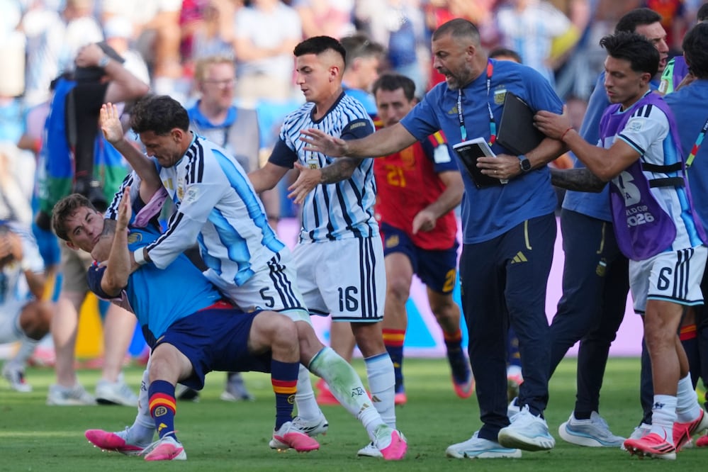 Leandro Paredes recibe fuerte castigo de FIFA y Argentina es multada por las Malvinas (AP Photo/Julio Cortez, File)