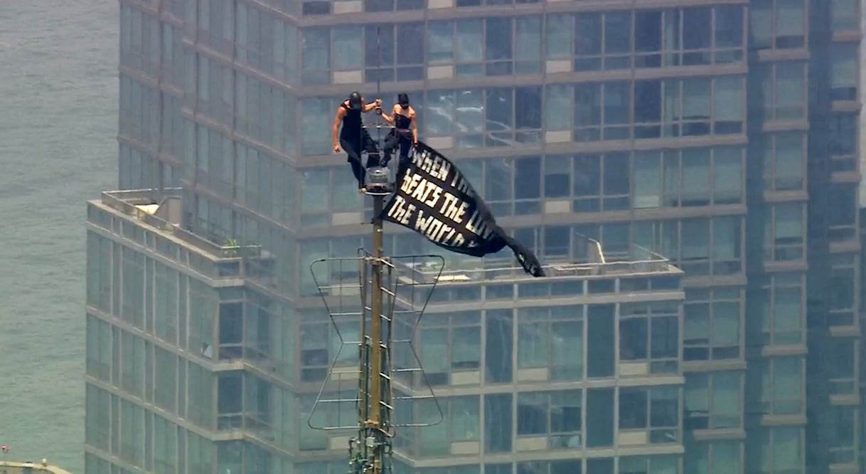 Subieron a la cima del Empire State… y todo terminó con una propuesta de matrimonio y un arresto. VIRAL (WABC-TV via AP)