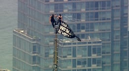 Subieron a la cima del Empire State… y todo terminó con una propuesta de matrimonio y un arresto. VIRAL