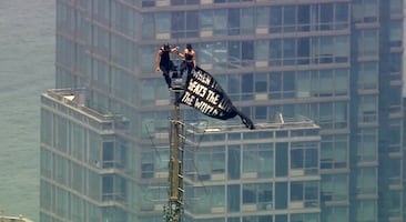 Subieron a la cima del Empire State… y todo terminó con una propuesta de matrimonio y un arresto. VIRAL