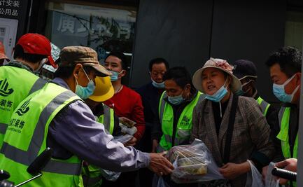 Dormir en la oficina y racionar la comida para sobrevivir al confinamiento en Shanghái