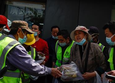 Dormir en la oficina y racionar la comida para sobrevivir al confinamiento en Shanghái