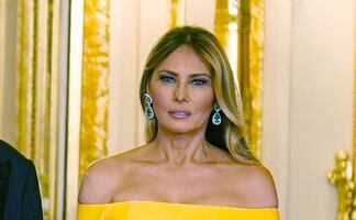 Melania Trump causa revuelo en Reino Unido: rompe protocolo real con arriesgado escote