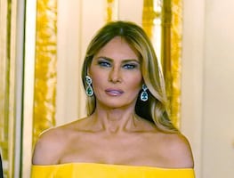 Melania Trump causa revuelo en Reino Unido: rompe protocolo real con arriesgado escote