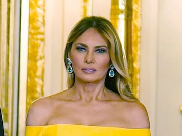 Melania Trump causa revuelo en Reino Unido: rompe protocolo real con arriesgado escote