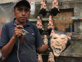 Fábrica mexicana crea miles de máscaras para Halloween y Día de Muertos