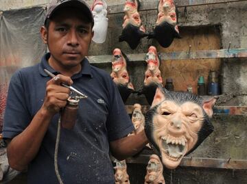 Fábrica mexicana crea miles de máscaras para Halloween y Día de Muertos