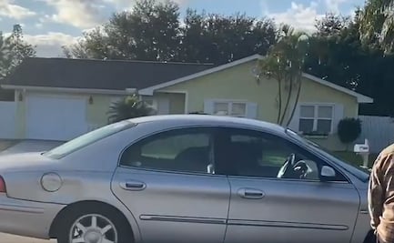 Perro “maneja” automóvil y sorprende a habitantes de Florida